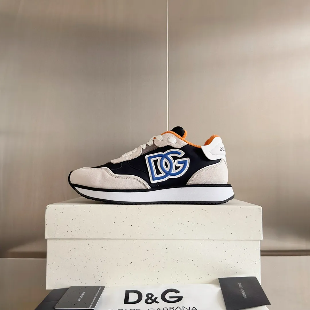 Factory price: 458💰D&G's latest Cushion series casual sports shoes, dad shoes, running shoes, original purchase and development, production, handmade, but always looking to the future. The new Cushion sneakers feature a two-tone suede upper accented by a mesh contrasting printed DG cross logo on the side. The lightweight, grippy rubber outsole is innovatively designed to provide excellent performance, while the jacquard label adds timeless style. Exquisite packaging at the delivery counter🛍📦 ▪️ Fabric: Original custom-made first-layer cowhide ▪️ Lining: Original custom-made breathable towel lining ▪️ Sole: Original open-molded rubber material ▪️ Bottom thickness: 3.5CM ▪️ Size: Men's 38-44, customized 45